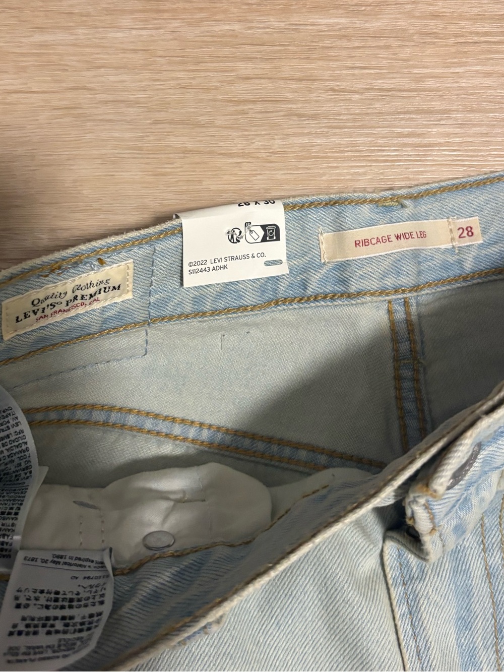NWT Levi’s Ribcage Wide-Leg Jeans in De Oro Light Wash - Picture 7 of 11